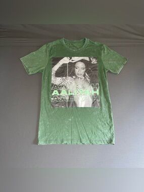 Aaliyah Women’s Size Small Graphic Tee Retro Hip Hop R&B Green